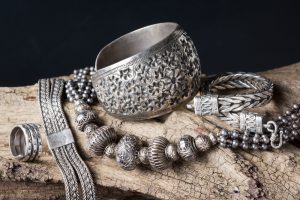 Historien bakom Silver: Från mynt till smycken och teknik